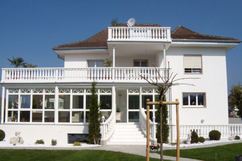 White concrete balustrade, single-family home in Murten