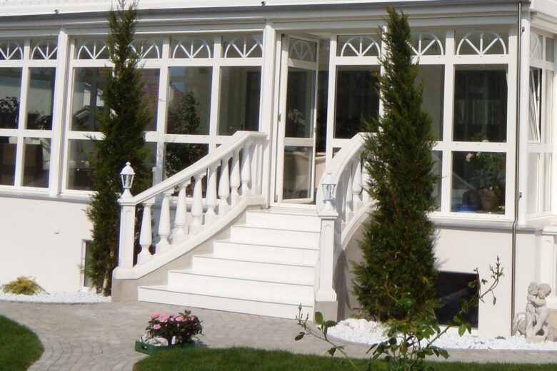 White concrete balustrade, single-family home in Murten