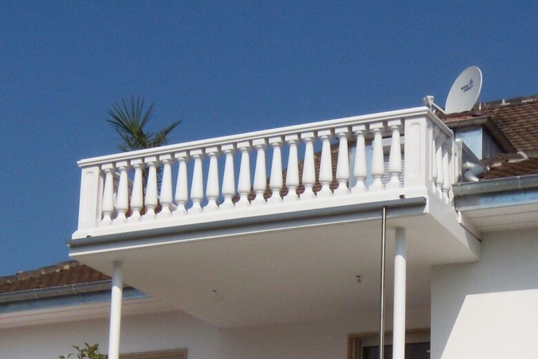 Weißbeton-Balustrade Einfamilienhaus Murten
